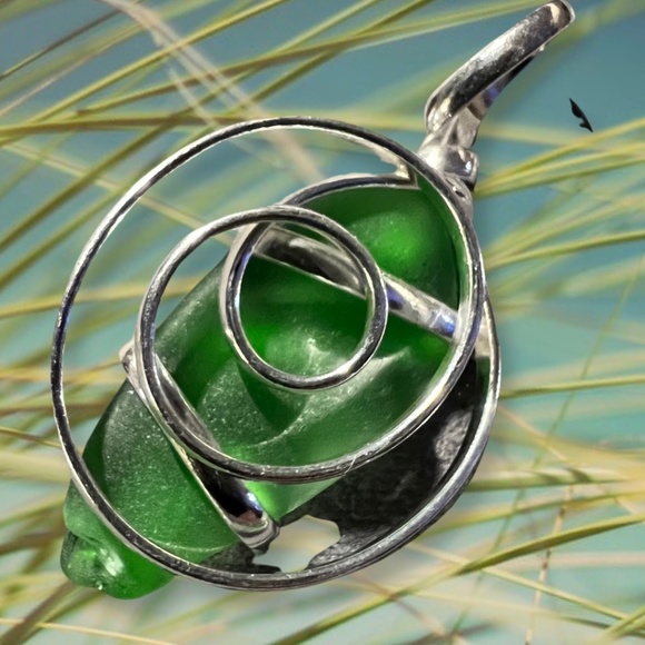 Green  Pompano Beach Glass Freeform Pendant With Large Bale - Picture 1 of 3